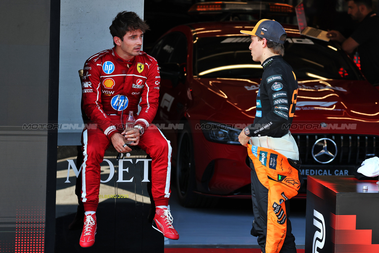 GP AUSTRIA, (L to R): Third placed Charles Leclerc (MON) Ferrari e second placed Oscar Piastri (AUS) McLaren in parc ferme.

29.06.2025. Formula 1 World Championship, Rd 11, Austrian Grand Prix, Spielberg, Austria, Gara Day.

- www.xpbimages.com, EMail: requests@xpbimages.com © Copyright: Moy / XPB Images