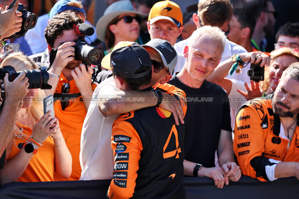 GP AUSTRIA, Gara winner Lando Norris (GBR) McLaren celebrates in parc ferme with his father Adam Norris (GBR).

29.06.2025. Formula 1 World Championship, Rd 11, Austrian Grand Prix, Spielberg, Austria, Gara Day.

- www.xpbimages.com, EMail: requests@xpbimages.com © Copyright: Moy / XPB Images