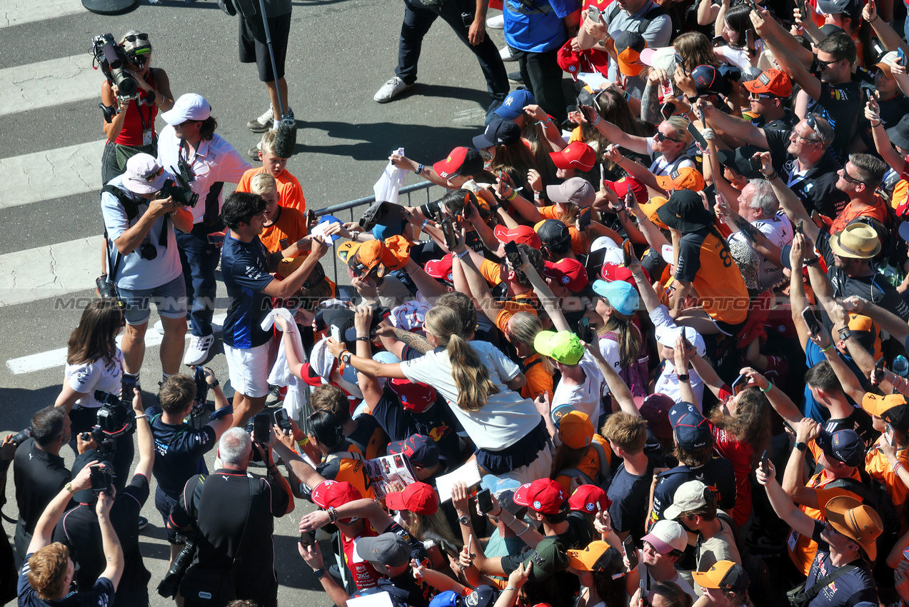 GP AUSTRIA, Carlos Sainz (ESP) Atlassian Williams Racing with fans.

29.06.2025. Formula 1 World Championship, Rd 11, Austrian Grand Prix, Spielberg, Austria, Gara Day.

- www.xpbimages.com, EMail: requests@xpbimages.com © Copyright: Moy / XPB Images