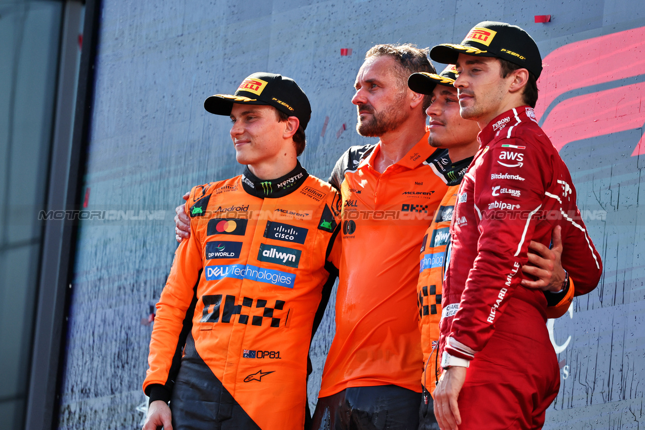 GP AUSTRIA, The podium (L to R): Oscar Piastri (AUS) McLaren, second; Neil Houldey (GBR) McLaren Technical Director  Engineering; Lando Norris (GBR) McLaren, vincitore Charles Leclerc (MON) Ferrari, third.

29.06.2025. Formula 1 World Championship, Rd 11, Austrian Grand Prix, Spielberg, Austria, Gara Day.

- www.xpbimages.com, EMail: requests@xpbimages.com © Copyright: Moy / XPB Images