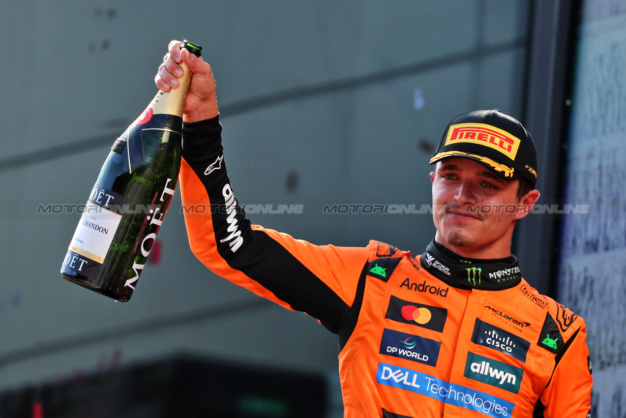 GP AUSTRIA, Gara winner Lando Norris (GBR) McLaren celebrates on the podium.

29.06.2025. Formula 1 World Championship, Rd 11, Austrian Grand Prix, Spielberg, Austria, Gara Day.

- www.xpbimages.com, EMail: requests@xpbimages.com © Copyright: Moy / XPB Images