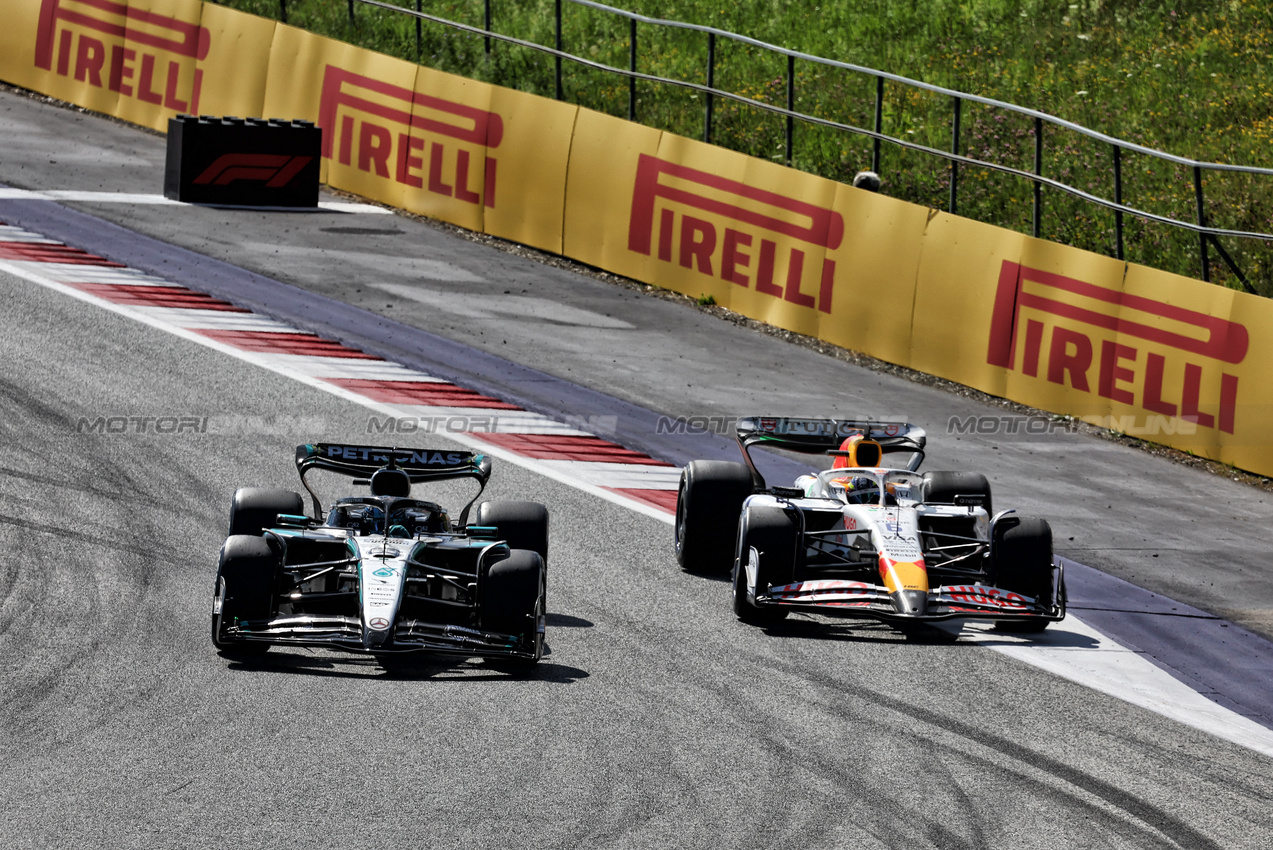 GP AUSTRIA, George Russell (GBR) Mercedes AMG F1 W16 e Isack Hadjar (FRA) Racing Bulls VCARB 02 battle for position.

29.06.2025. Formula 1 World Championship, Rd 11, Austrian Grand Prix, Spielberg, Austria, Gara Day.

- www.xpbimages.com, EMail: requests@xpbimages.com © Copyright: Moy / XPB Images