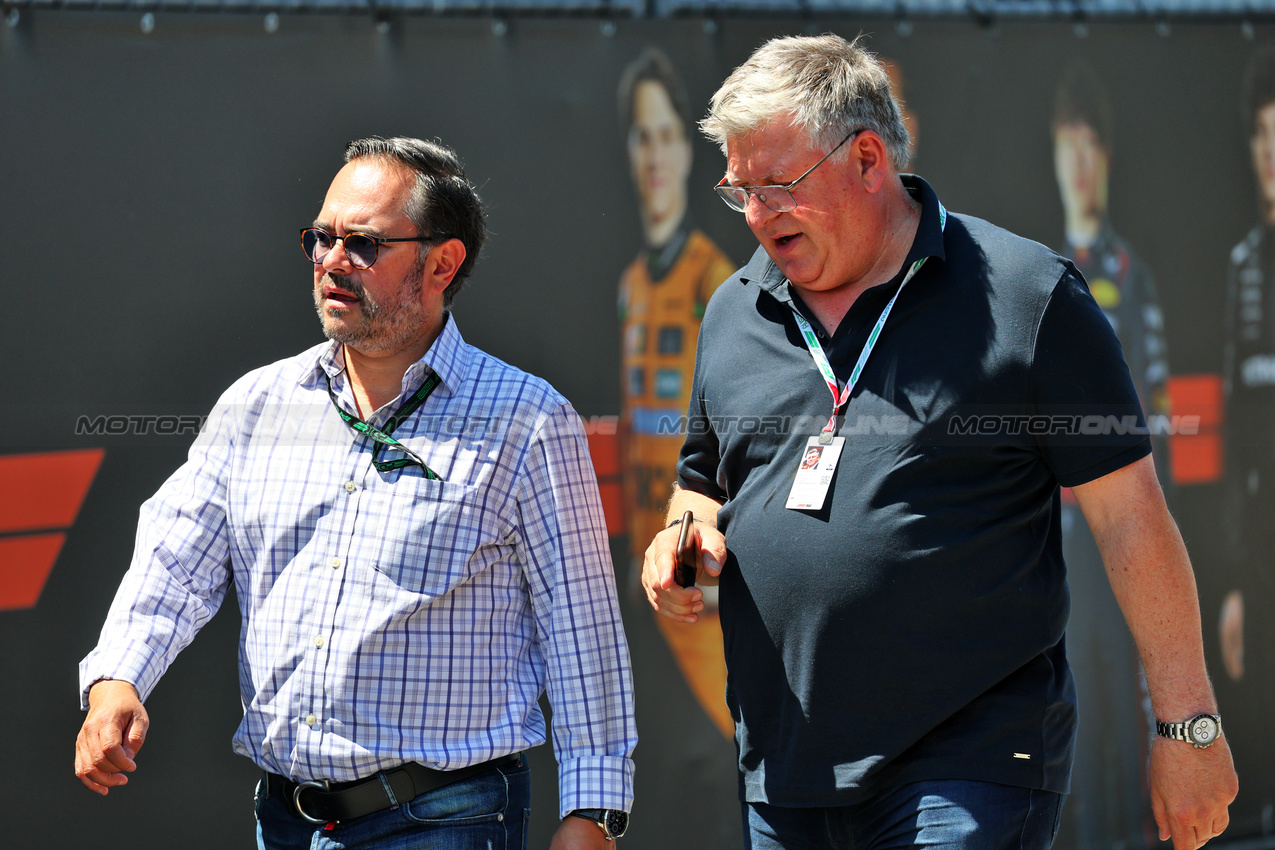 GP AUSTRIA, Otmar Szafnauer (USA) (Right).

29.06.2025. Formula 1 World Championship, Rd 11, Austrian Grand Prix, Spielberg, Austria, Gara Day.

- www.xpbimages.com, EMail: requests@xpbimages.com © Copyright: Batchelor / XPB Images