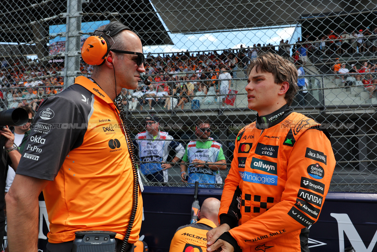 GP AUSTRIA, (L to R): Tom Stallard (GBR) McLaren Gara Engineer with Oscar Piastri (AUS) McLaren on the grid.

29.06.2025. Formula 1 World Championship, Rd 11, Austrian Grand Prix, Spielberg, Austria, Gara Day.

- www.xpbimages.com, EMail: requests@xpbimages.com © Copyright: Moy / XPB Images