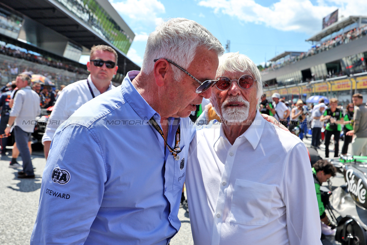 GP AUSTRIA, (L to R): Derek Warwick (GBR) FIA Steward on the grid with Bernie Ecclestone (GBR).

29.06.2025. Formula 1 World Championship, Rd 11, Austrian Grand Prix, Spielberg, Austria, Gara Day.

- www.xpbimages.com, EMail: requests@xpbimages.com © Copyright: Moy / XPB Images