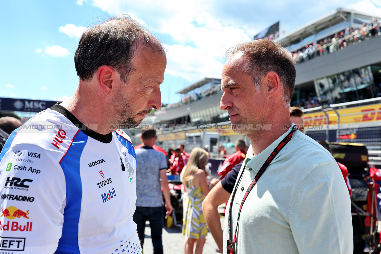 GP AUSTRIA, (L to R): Peter Bayer (AUT) Racing Bulls Chief Executive Officer with Oliver Mintzlaff (GER) Red Bull Managing Director on the grid.

29.06.2025. Formula 1 World Championship, Rd 11, Austrian Grand Prix, Spielberg, Austria, Gara Day.

- www.xpbimages.com, EMail: requests@xpbimages.com © Copyright: Moy / XPB Images