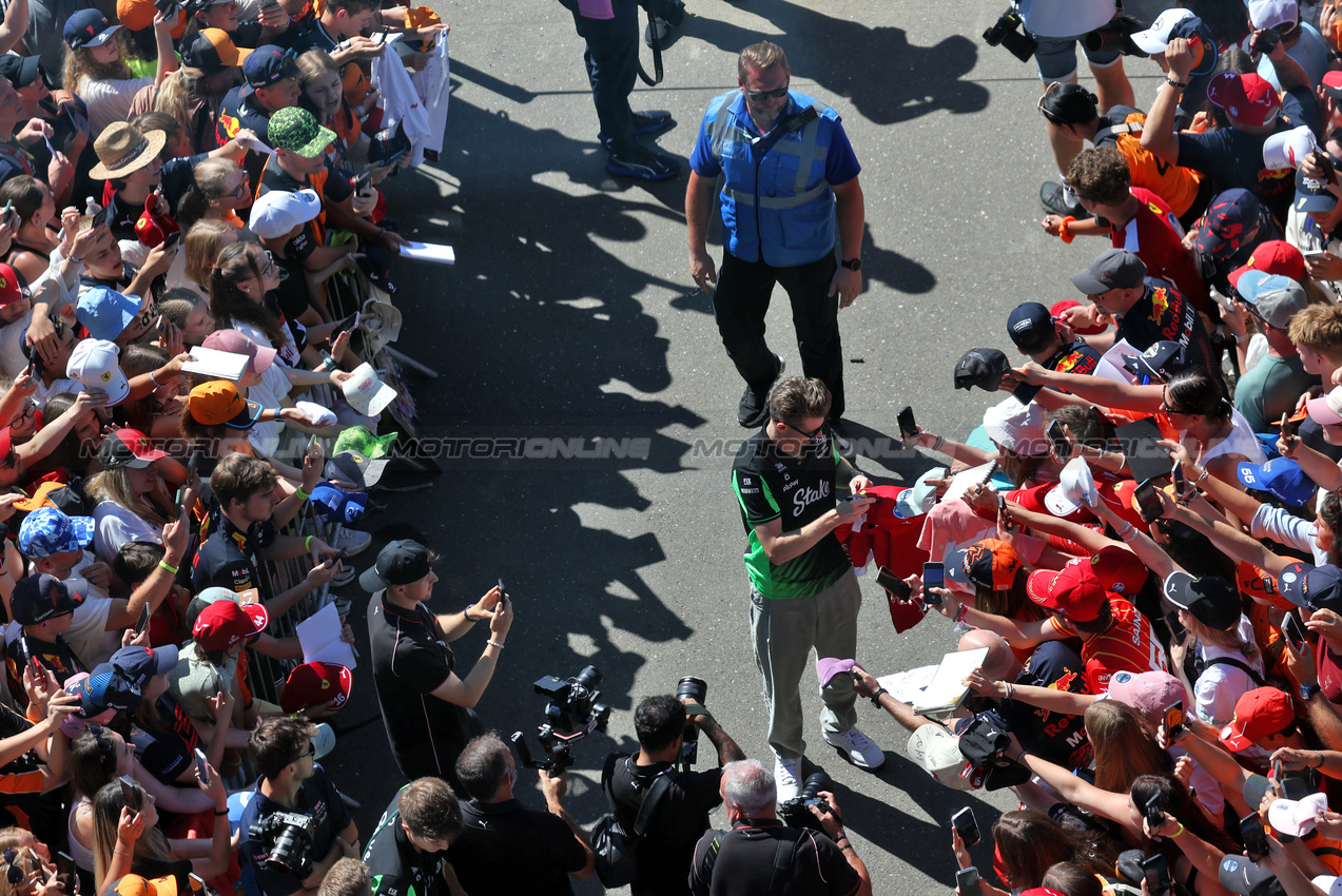 GP AUSTRIA, Nico Hulkenberg (GER) Sauber with fans.

29.06.2025. Formula 1 World Championship, Rd 11, Austrian Grand Prix, Spielberg, Austria, Gara Day.

- www.xpbimages.com, EMail: requests@xpbimages.com © Copyright: Moy / XPB Images