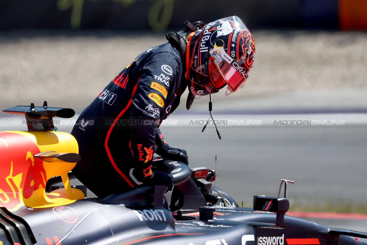 GP AUSTRIA, Max Verstappen (NLD) Red Bull Racing RB21 retired from the race.

29.06.2025. Formula 1 World Championship, Rd 11, Austrian Grand Prix, Spielberg, Austria, Gara Day.

 - www.xpbimages.com, EMail: requests@xpbimages.com © Copyright: Coates / XPB Images
