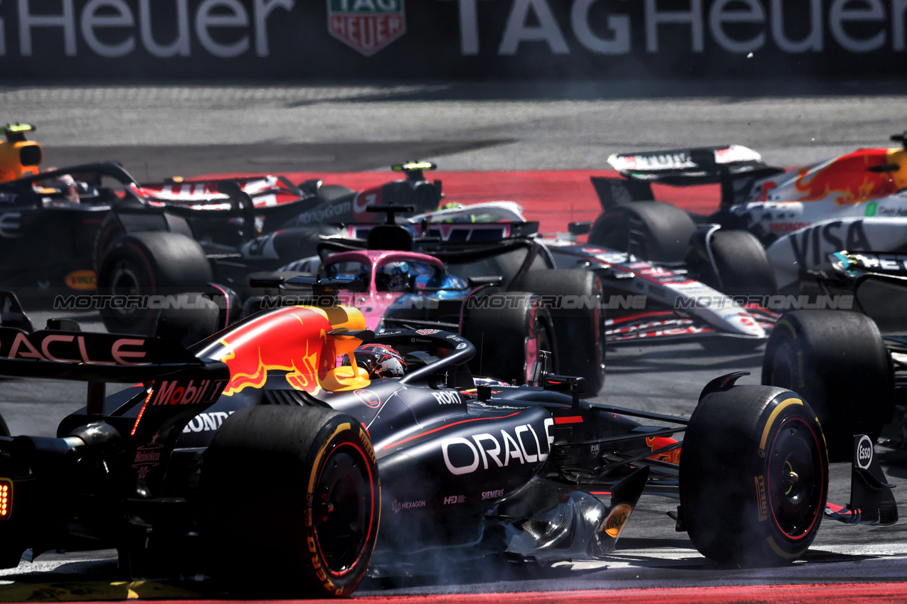 GP AUSTRIA, Max Verstappen (NLD) Red Bull Racing RB21 crashed out at the partenza of the race.

29.06.2025. Formula 1 World Championship, Rd 11, Austrian Grand Prix, Spielberg, Austria, Gara Day.

 - www.xpbimages.com, EMail: requests@xpbimages.com © Copyright: Coates / XPB Images