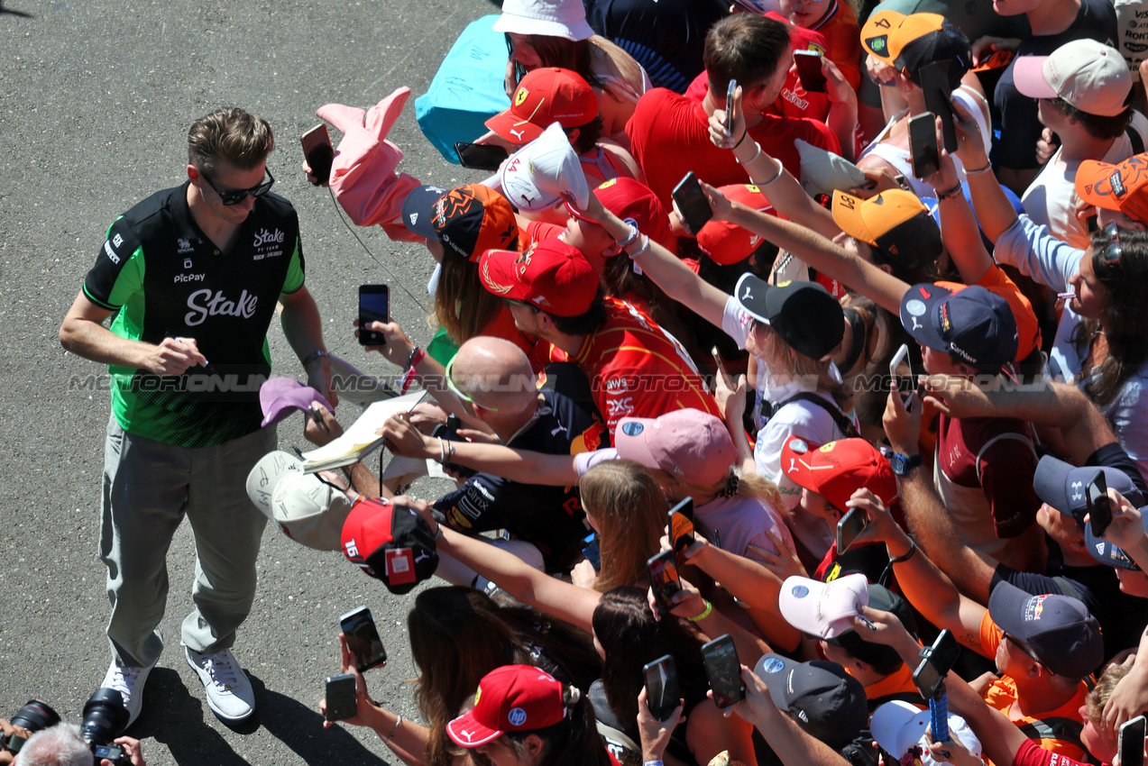 GP AUSTRIA, Nico Hulkenberg (GER) Sauber with fans.

29.06.2025. Formula 1 World Championship, Rd 11, Austrian Grand Prix, Spielberg, Austria, Gara Day.

- www.xpbimages.com, EMail: requests@xpbimages.com © Copyright: Moy / XPB Images