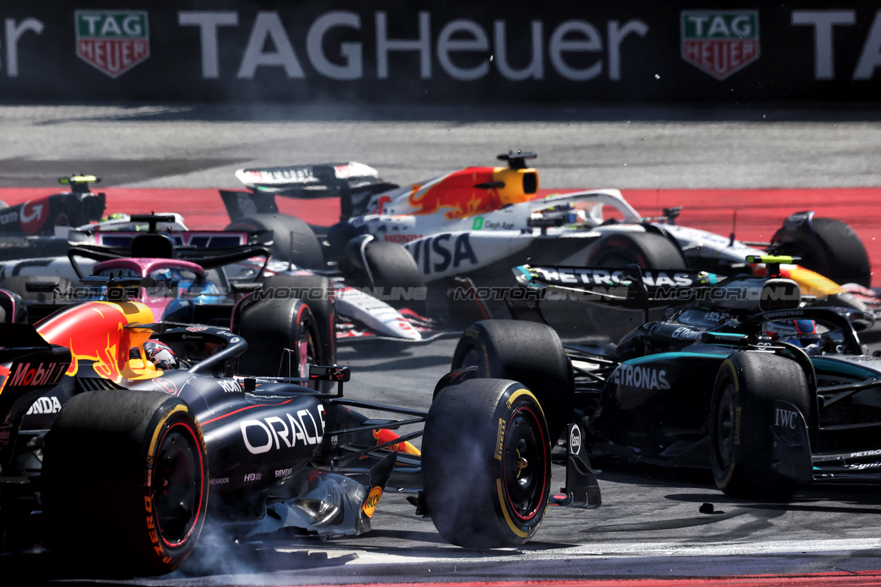 GP AUSTRIA, Max Verstappen (NLD) Red Bull Racing RB21 e Andrea Kimi Antonelli (ITA) Mercedes AMG F1 W16 crashed out at the partenza of the race.

29.06.2025. Formula 1 World Championship, Rd 11, Austrian Grand Prix, Spielberg, Austria, Gara Day.

 - www.xpbimages.com, EMail: requests@xpbimages.com © Copyright: Coates / XPB Images