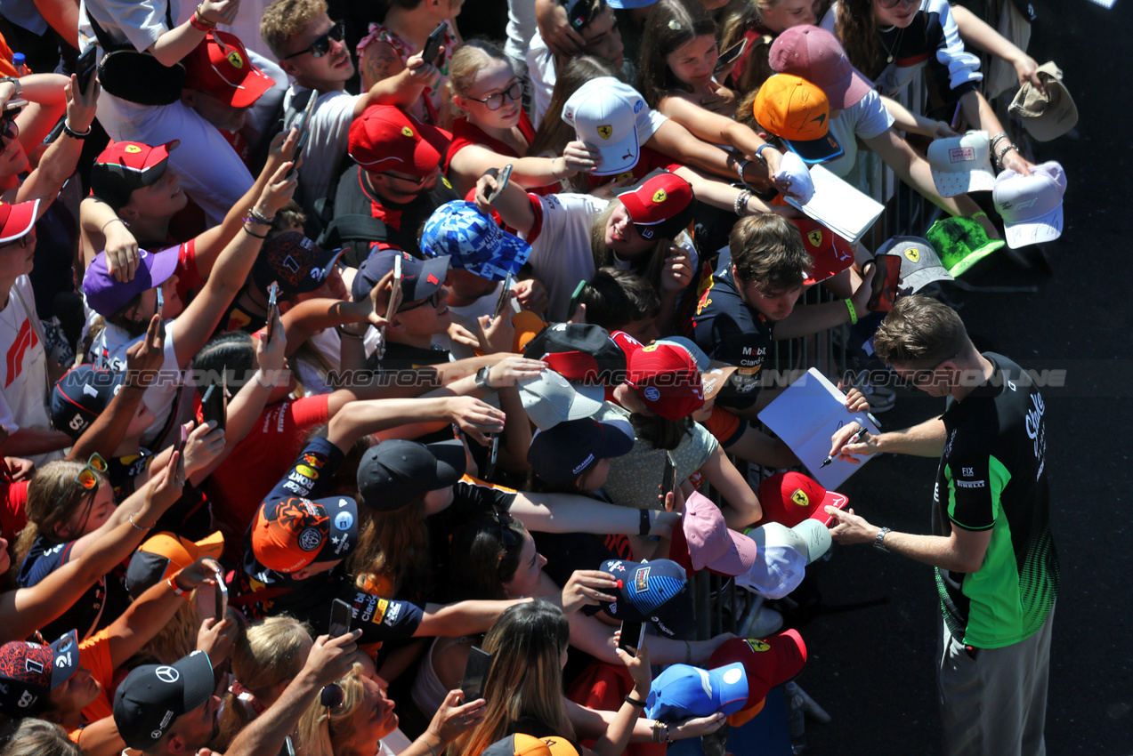 GP AUSTRIA, Nico Hulkenberg (GER) Sauber with fans.

29.06.2025. Formula 1 World Championship, Rd 11, Austrian Grand Prix, Spielberg, Austria, Gara Day.

- www.xpbimages.com, EMail: requests@xpbimages.com © Copyright: Moy / XPB Images