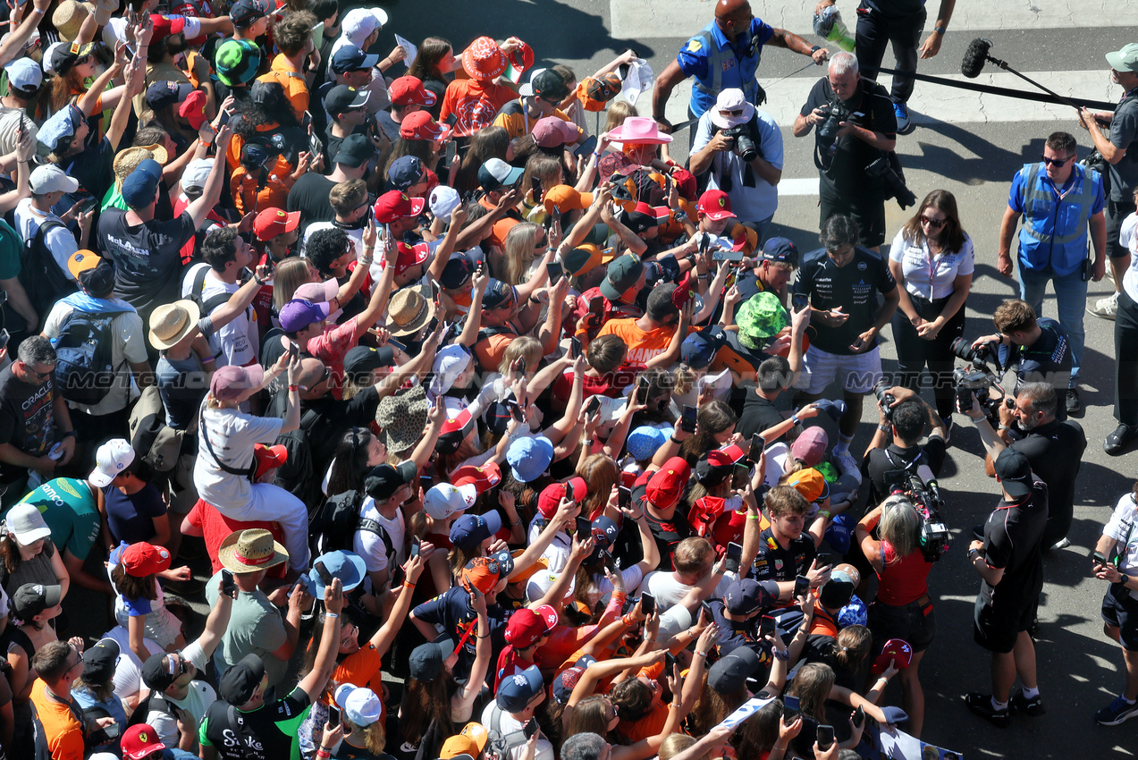 GP AUSTRIA, Carlos Sainz (ESP) Atlassian Williams Racing with fans.

29.06.2025. Formula 1 World Championship, Rd 11, Austrian Grand Prix, Spielberg, Austria, Gara Day.

- www.xpbimages.com, EMail: requests@xpbimages.com © Copyright: Moy / XPB Images