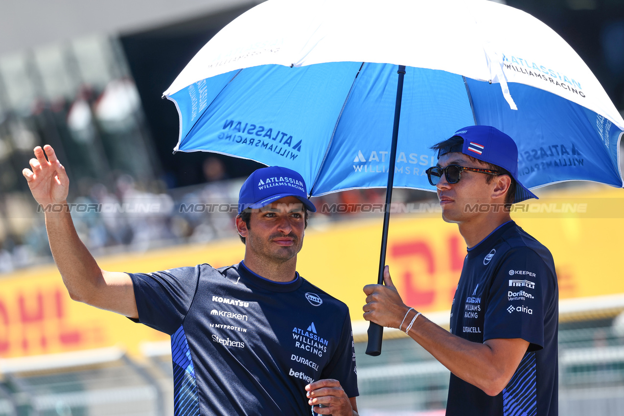 GP AUSTRIA, Carlos Sainz Jr (ESP), Atlassian Williams Racing e Alexander Albon (THA), Atlassian Williams Racing 
29.06.2025. Formula 1 World Championship, Rd 11, Austrian Grand Prix, Spielberg, Austria, Gara Day.
- www.xpbimages.com, EMail: requests@xpbimages.com © Copyright: Charniaux / XPB Images