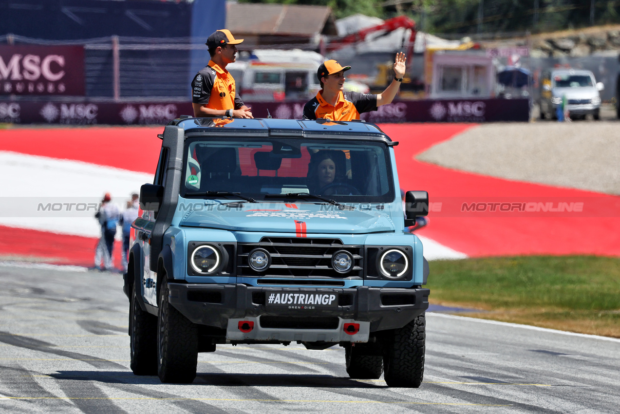 GP AUSTRIA, (L to R): Lando Norris (GBR) McLaren e Oscar Piastri (AUS) McLaren on the drivers' parade.

29.06.2025. Formula 1 World Championship, Rd 11, Austrian Grand Prix, Spielberg, Austria, Gara Day.

- www.xpbimages.com, EMail: requests@xpbimages.com © Copyright: Moy / XPB Images
