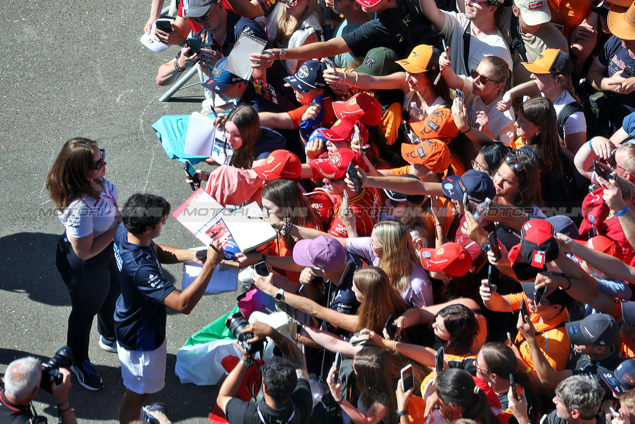GP AUSTRIA, Carlos Sainz (ESP) Atlassian Williams Racing with fans.

29.06.2025. Formula 1 World Championship, Rd 11, Austrian Grand Prix, Spielberg, Austria, Gara Day.

- www.xpbimages.com, EMail: requests@xpbimages.com © Copyright: Moy / XPB Images