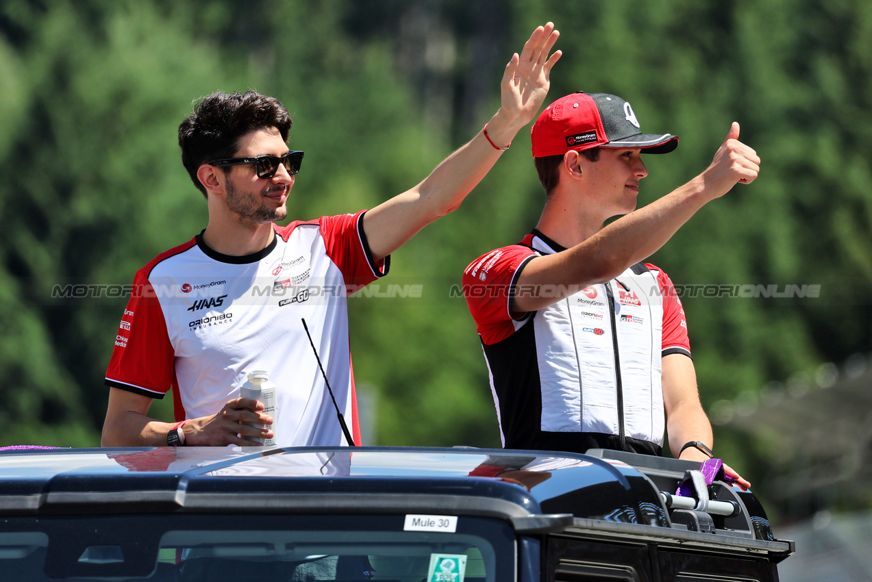 GP AUSTRIA, (L to R): Esteban Ocon (FRA) Haas F1 Team e Oliver Bearman (GBR) Haas F1 Team on the drivers' parade.

29.06.2025. Formula 1 World Championship, Rd 11, Austrian Grand Prix, Spielberg, Austria, Gara Day.

- www.xpbimages.com, EMail: requests@xpbimages.com © Copyright: Moy / XPB Images