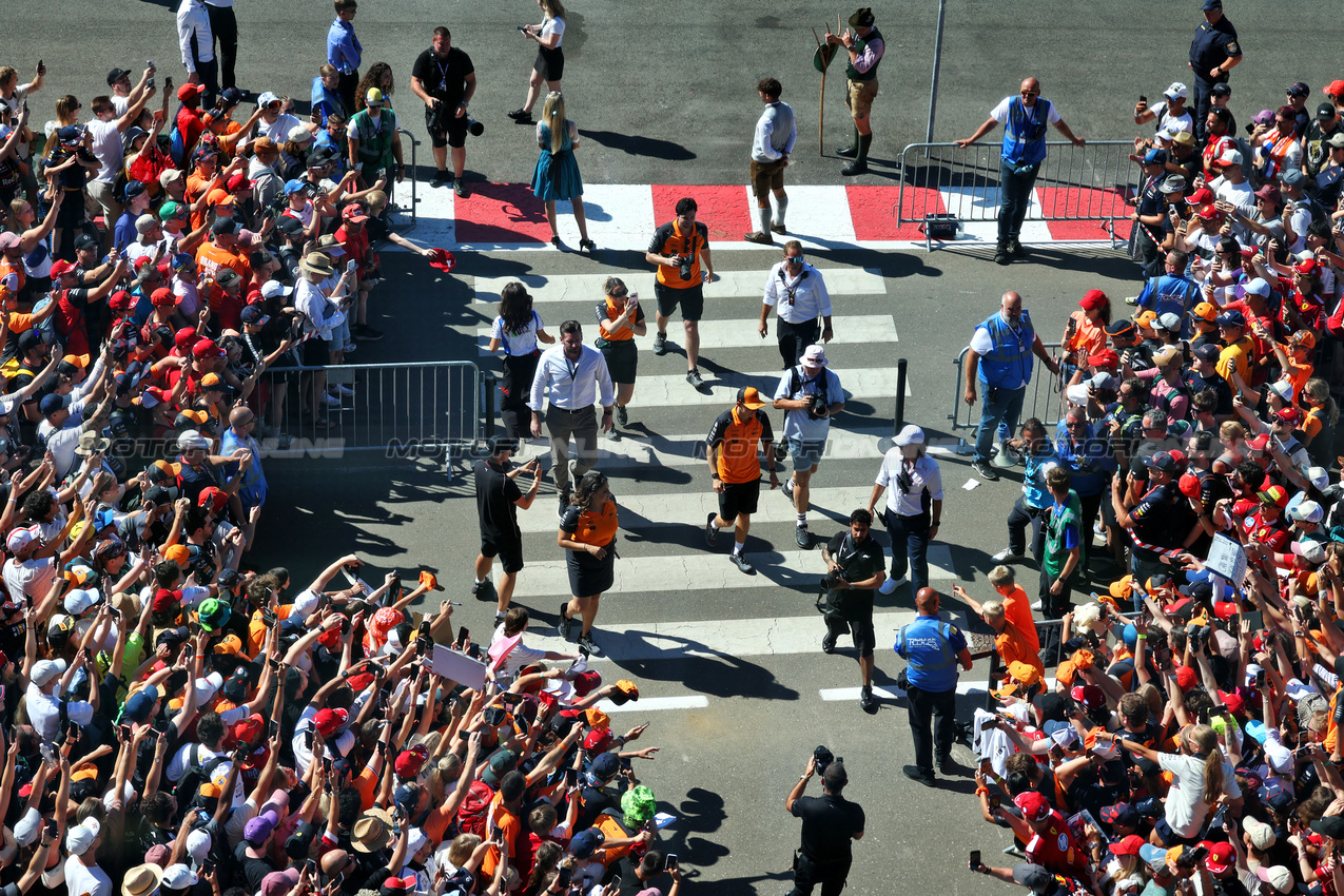 GP AUSTRIA, Oscar Piastri (AUS) McLaren with fans.

29.06.2025. Formula 1 World Championship, Rd 11, Austrian Grand Prix, Spielberg, Austria, Gara Day.

- www.xpbimages.com, EMail: requests@xpbimages.com © Copyright: Moy / XPB Images