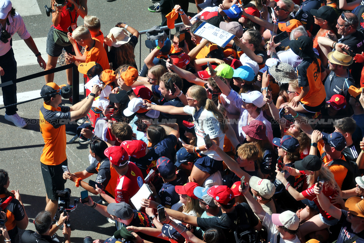 GP AUSTRIA, Oscar Piastri (AUS) McLaren with fans.

29.06.2025. Formula 1 World Championship, Rd 11, Austrian Grand Prix, Spielberg, Austria, Gara Day.

- www.xpbimages.com, EMail: requests@xpbimages.com © Copyright: Moy / XPB Images