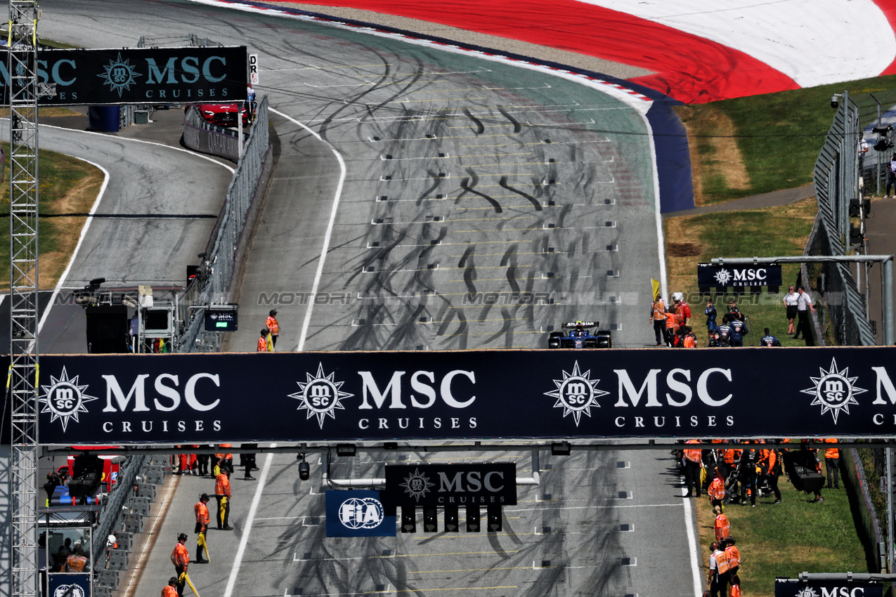 GP AUSTRIA, Carlos Sainz (ESP) Atlassian Williams Racing FW47 stopped on the grid on the formation lap.

29.06.2025. Formula 1 World Championship, Rd 11, Austrian Grand Prix, Spielberg, Austria, Gara Day.

- www.xpbimages.com, EMail: requests@xpbimages.com © Copyright: Batchelor / XPB Images
