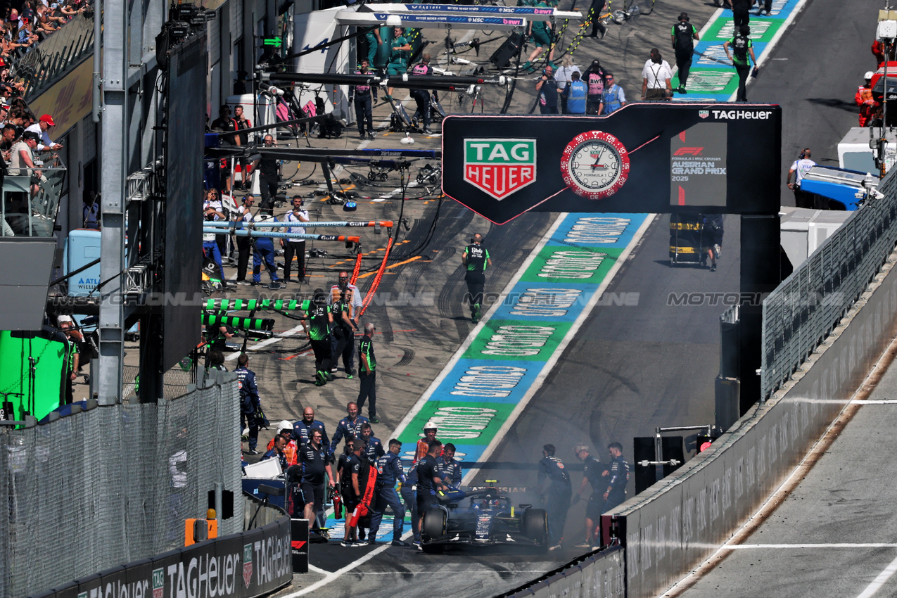 GP AUSTRIA, Carlos Sainz (ESP) Atlassian Williams Racing FW47 with brakes on fire at the pit lane exit.

29.06.2025. Formula 1 World Championship, Rd 11, Austrian Grand Prix, Spielberg, Austria, Gara Day.

- www.xpbimages.com, EMail: requests@xpbimages.com © Copyright: Batchelor / XPB Images