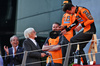 GP AUSTRIA, Gara winner Lando Norris (GBR) McLaren celebrates on the podium with Bernie Ecclestone (GBR).

29.06.2025. Formula 1 World Championship, Rd 11, Austrian Grand Prix, Spielberg, Austria, Gara Day.

- www.xpbimages.com, EMail: requests@xpbimages.com © Copyright: Moy / XPB Images
