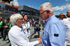 GP AUSTRIA, (L to R): Bernie Ecclestone (GBR) with Derek Warwick (GBR) FIA Steward on the grid.

29.06.2025. Formula 1 World Championship, Rd 11, Austrian Grand Prix, Spielberg, Austria, Gara Day.

- www.xpbimages.com, EMail: requests@xpbimages.com © Copyright: Moy / XPB Images