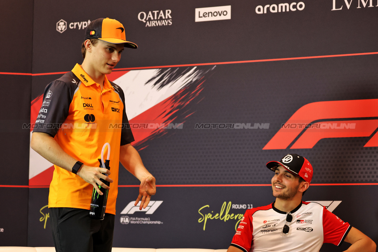 GP AUSTRIA, (L to R): Oscar Piastri (AUS) McLaren e Esteban Ocon (FRA) Haas F1 Team in the FIA Press Conference.

26.06.2025. Formula 1 World Championship, Rd 11, Austrian Grand Prix, Spielberg, Austria, Preparation Day.

- www.xpbimages.com, EMail: requests@xpbimages.com © Copyright: Moy / XPB Images
