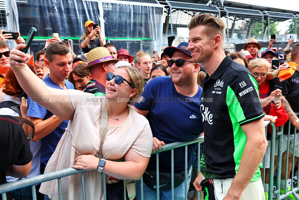 GP AUSTRIA, Nico Hulkenberg (GER) Sauber with fans.

26.06.2025. Formula 1 World Championship, Rd 11, Austrian Grand Prix, Spielberg, Austria, Preparation Day.

- www.xpbimages.com, EMail: requests@xpbimages.com © Copyright: Batchelor / XPB Images