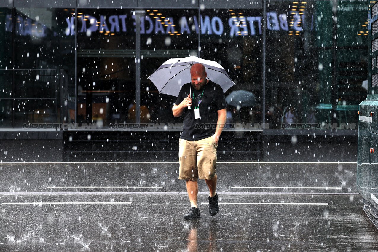 GP AUSTRIA, Paddock Atmosfera - heavy rain shower.

26.06.2025. Formula 1 World Championship, Rd 11, Austrian Grand Prix, Spielberg, Austria, Preparation Day.

- www.xpbimages.com, EMail: requests@xpbimages.com © Copyright: Moy / XPB Images