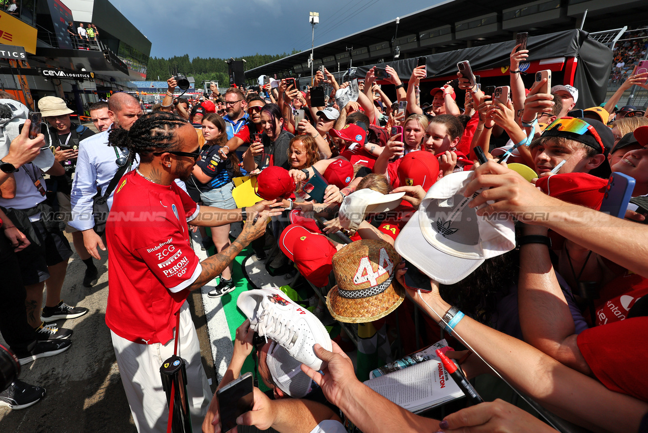 GP AUSTRIA, Lewis Hamilton (GBR) Ferrari with fans in the pits.

26.06.2025. Formula 1 World Championship, Rd 11, Austrian Grand Prix, Spielberg, Austria, Preparation Day.

- www.xpbimages.com, EMail: requests@xpbimages.com © Copyright: Moy / XPB Images