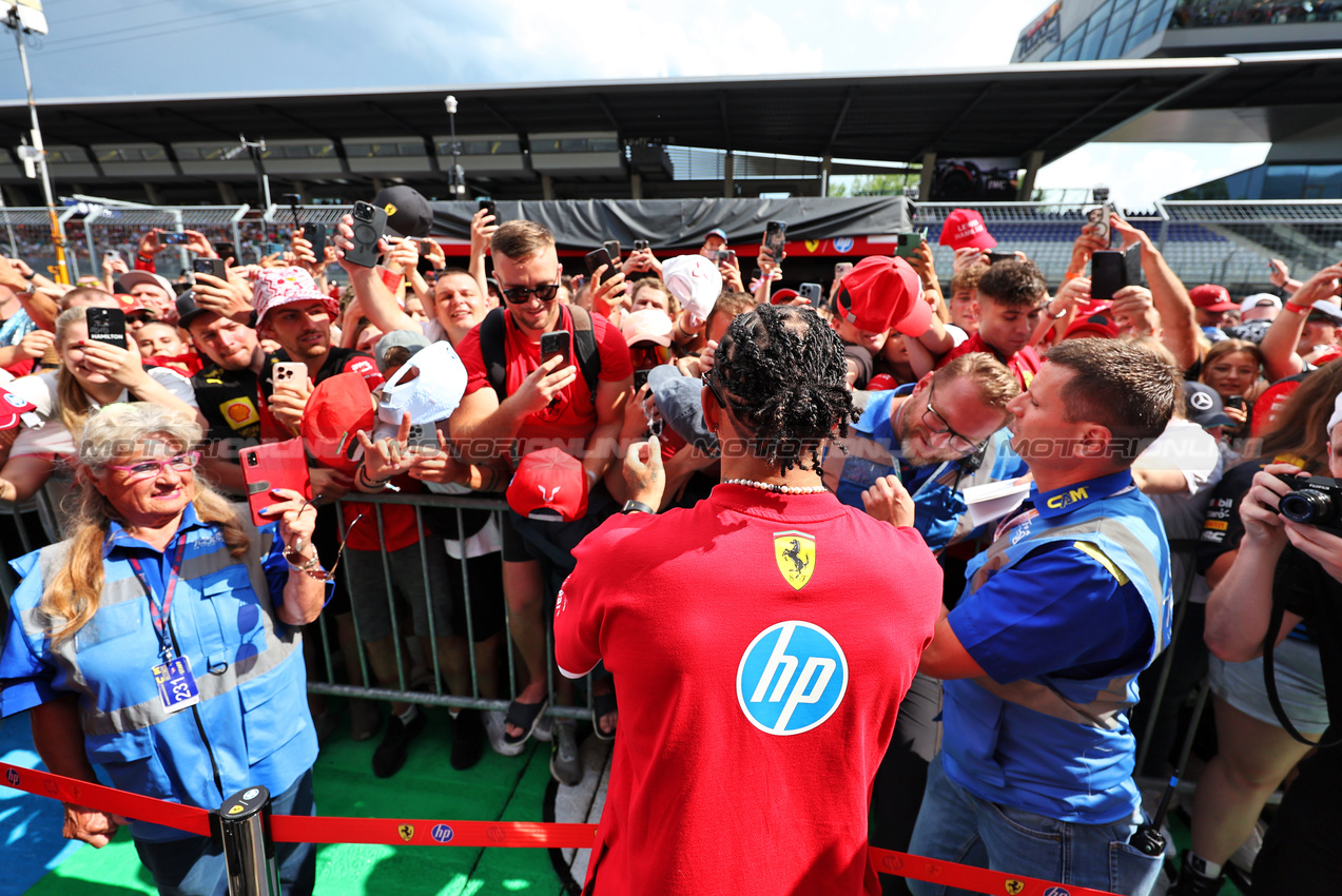 GP AUSTRIA, Lewis Hamilton (GBR) Ferrari with fans in the pits.

26.06.2025. Formula 1 World Championship, Rd 11, Austrian Grand Prix, Spielberg, Austria, Preparation Day.

- www.xpbimages.com, EMail: requests@xpbimages.com © Copyright: Moy / XPB Images
