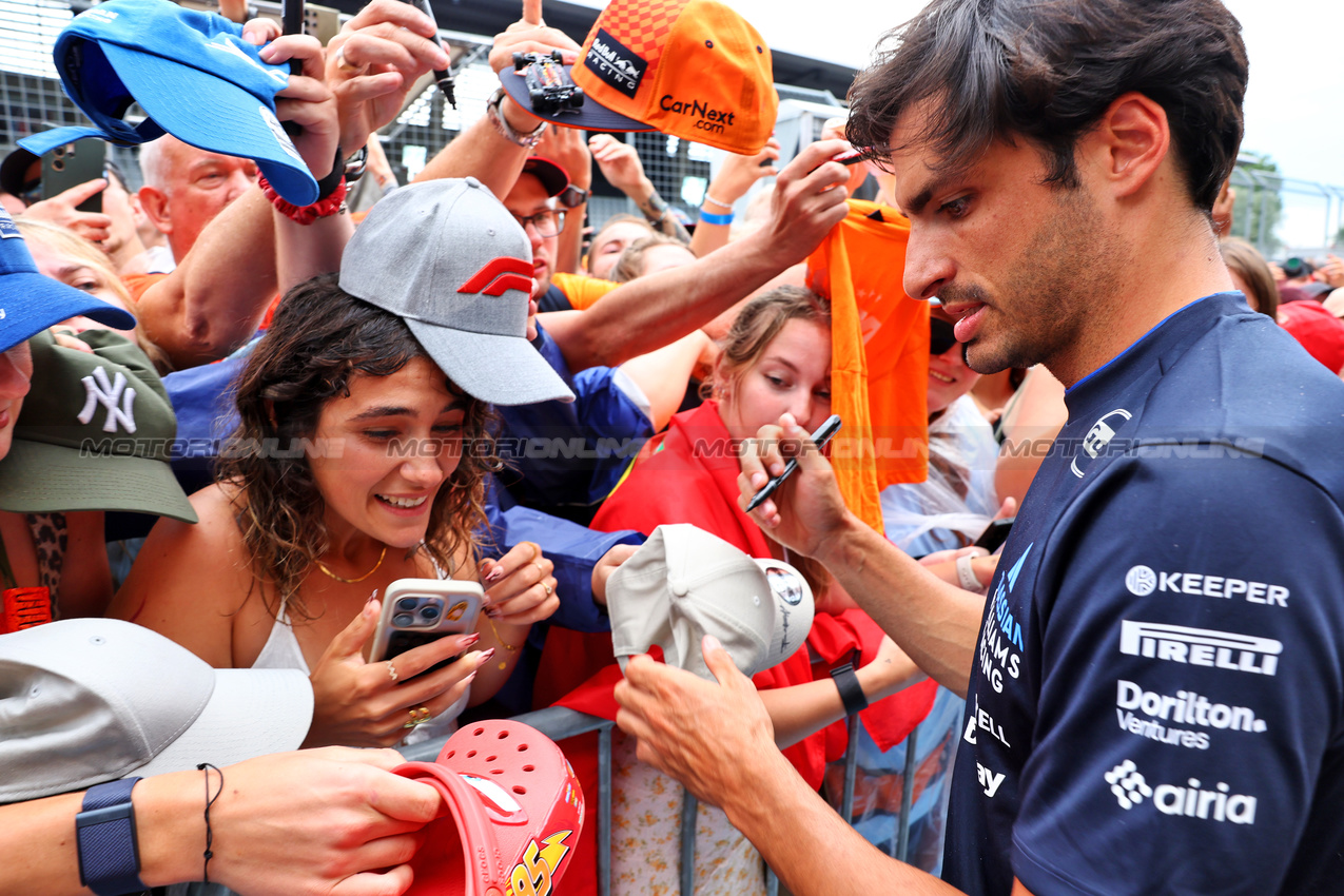 GP AUSTRIA, Carlos Sainz (ESP) Atlassian Williams Racing with fans in the pits.

26.06.2025. Formula 1 World Championship, Rd 11, Austrian Grand Prix, Spielberg, Austria, Preparation Day.

- www.xpbimages.com, EMail: requests@xpbimages.com © Copyright: Batchelor / XPB Images