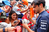 GP AUSTRIA, Carlos Sainz (ESP) Atlassian Williams Racing with fans in the pits.

26.06.2025. Formula 1 World Championship, Rd 11, Austrian Grand Prix, Spielberg, Austria, Preparation Day.

- www.xpbimages.com, EMail: requests@xpbimages.com © Copyright: Batchelor / XPB Images
