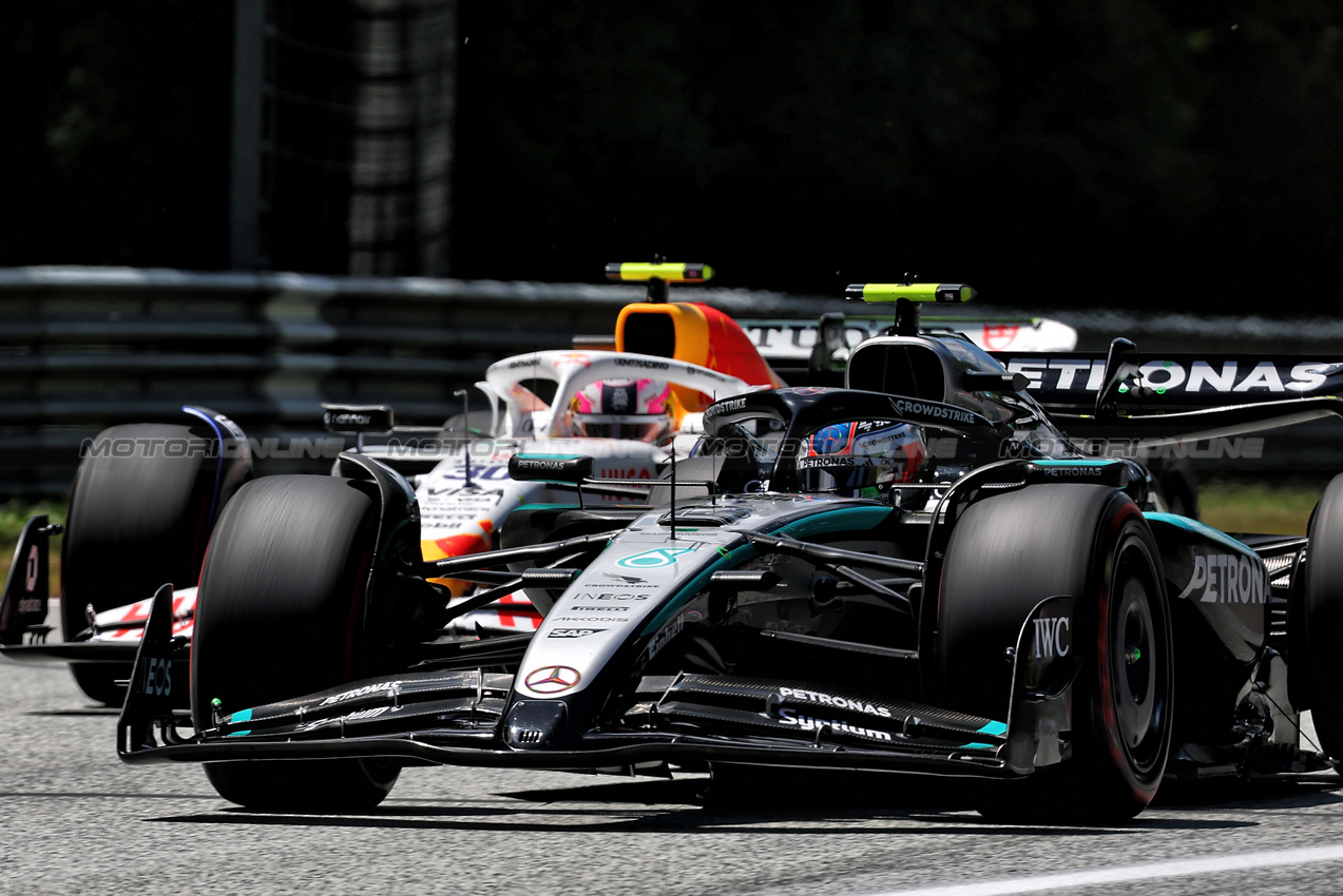 GP AUSTRIA, Andrea Kimi Antonelli (ITA) Mercedes AMG F1 W16 e Liam Lawson (NZL) Racing Bulls VCARB 02.

28.06.2025. Formula 1 World Championship, Rd 11, Austrian Grand Prix, Spielberg, Austria, Qualifiche Day.

- www.xpbimages.com, EMail: requests@xpbimages.com © Copyright: Batchelor / XPB Images
