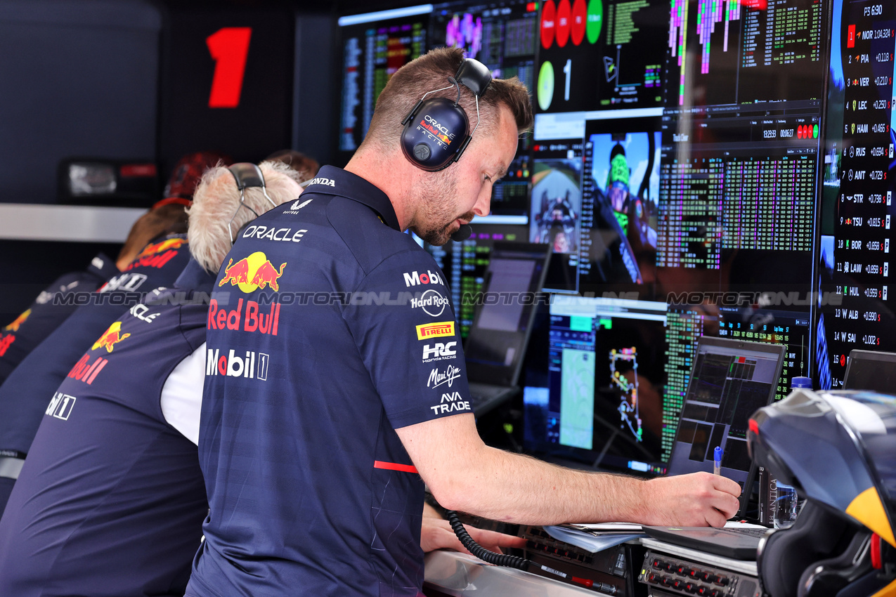 GP AUSTRIA, Simon Rennie (GBR) Red Bull Racing Gara Engineer.

28.06.2025. Formula 1 World Championship, Rd 11, Austrian Grand Prix, Spielberg, Austria, Qualifiche Day.

- www.xpbimages.com, EMail: requests@xpbimages.com © Copyright: Moy / XPB Images
