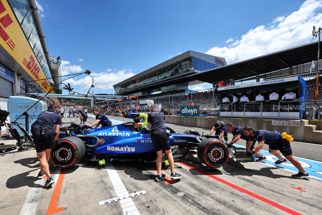 GP AUSTRIA, Alexander Albon (THA) Atlassian Williams Racing FW47 in the pits.

28.06.2025. Formula 1 World Championship, Rd 11, Austrian Grand Prix, Spielberg, Austria, Qualifiche Day.

- www.xpbimages.com, EMail: requests@xpbimages.com © Copyright: Moy / XPB Images