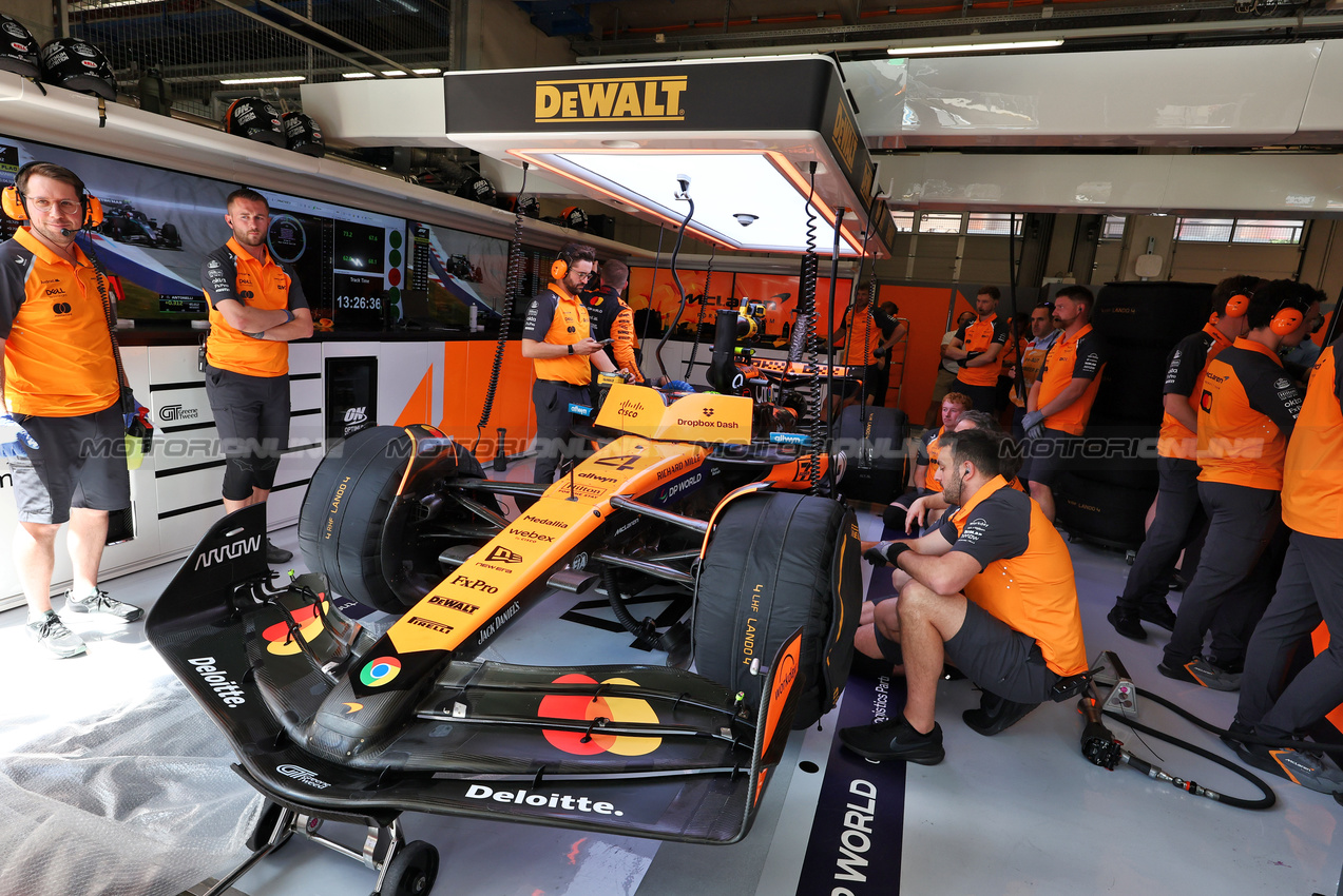 GP AUSTRIA, Lando Norris (GBR) McLaren MCL39 with flow-vis paint paint added to the front wing.

28.06.2025. Formula 1 World Championship, Rd 11, Austrian Grand Prix, Spielberg, Austria, Qualifiche Day.

- www.xpbimages.com, EMail: requests@xpbimages.com © Copyright: Moy / XPB Images