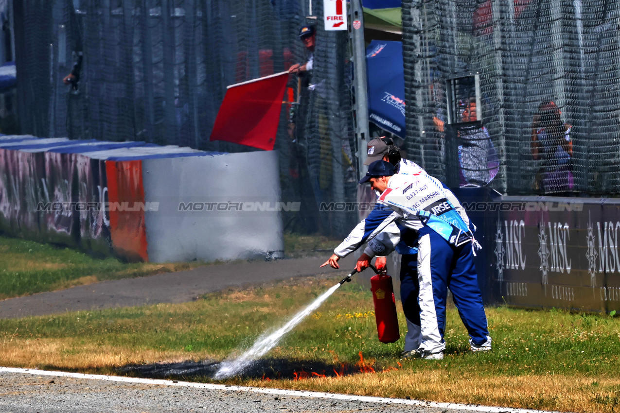 GP AUSTRIA, Circuit Atmosfera - a grass fire is extinguished during qualifying by marshals.

28.06.2025. Formula 1 World Championship, Rd 11, Austrian Grand Prix, Spielberg, Austria, Qualifiche Day.

- www.xpbimages.com, EMail: requests@xpbimages.com © Copyright: Batchelor / XPB Images