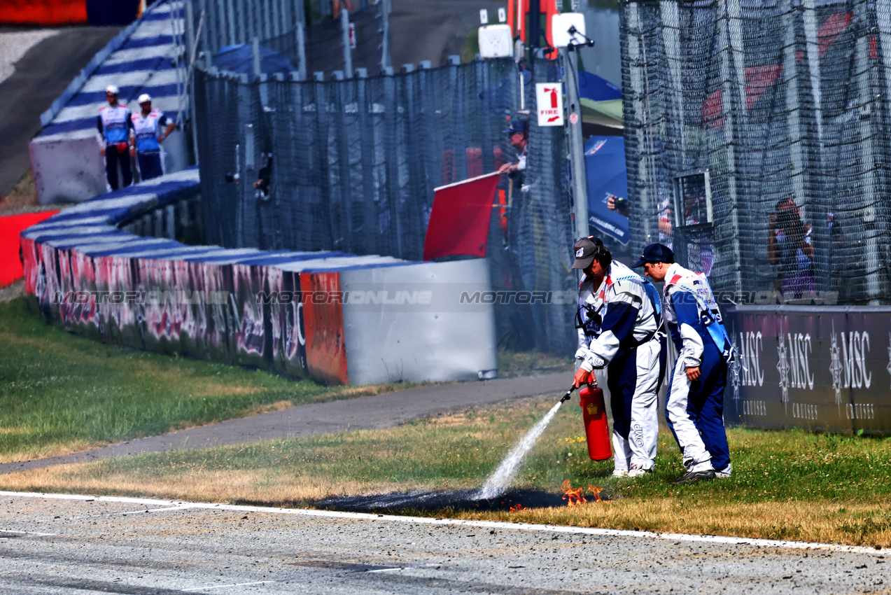 GP AUSTRIA, Circuit Atmosfera - a grass fire is extinguished during qualifying by marshals.

28.06.2025. Formula 1 World Championship, Rd 11, Austrian Grand Prix, Spielberg, Austria, Qualifiche Day.

- www.xpbimages.com, EMail: requests@xpbimages.com © Copyright: Batchelor / XPB Images