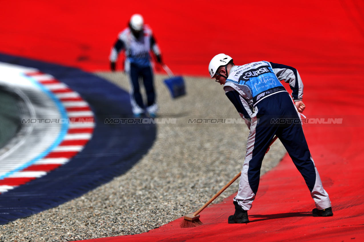 GP AUSTRIA, Circuit Atmosfera - marshals sweep gravel off from the run-off area.

28.06.2025. Formula 1 World Championship, Rd 11, Austrian Grand Prix, Spielberg, Austria, Qualifiche Day.

- www.xpbimages.com, EMail: requests@xpbimages.com © Copyright: Charniaux / XPB Images