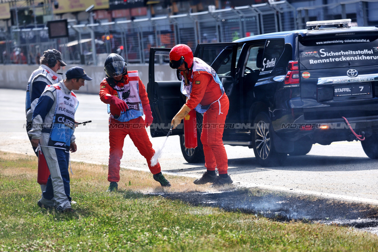 GP AUSTRIA, Circuit Atmosfera - a grass fire is extinguished during qualifying by marshals. 

28.06.2025. Formula 1 World Championship, Rd 11, Austrian Grand Prix, Spielberg, Austria, Qualifiche Day.

- www.xpbimages.com, EMail: requests@xpbimages.com © Copyright: Charniaux / XPB Images
