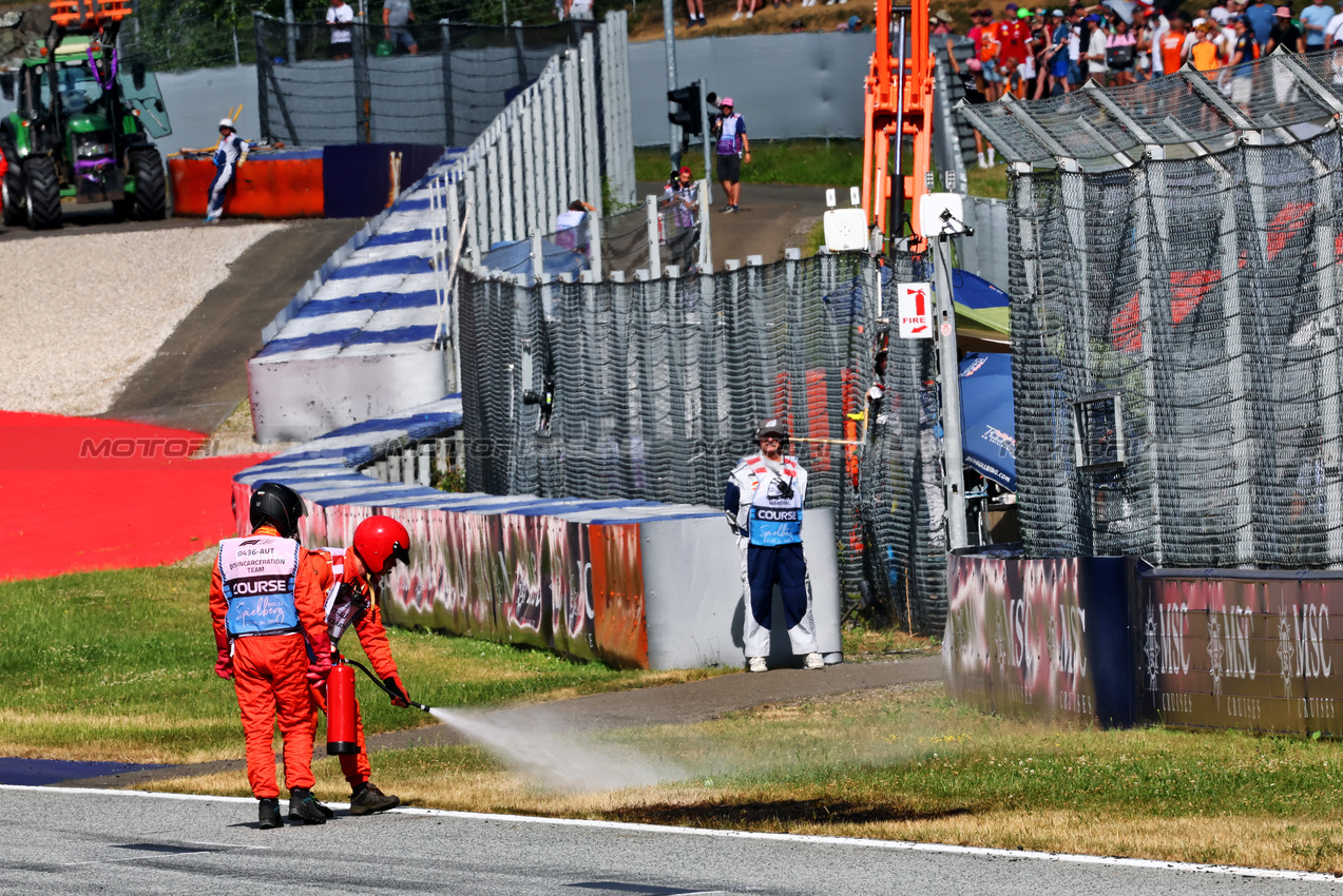 GP AUSTRIA, Circuit Atmosfera - a grass fire is extinguished during qualifying by marshals. 

28.06.2025. Formula 1 World Championship, Rd 11, Austrian Grand Prix, Spielberg, Austria, Qualifiche Day.

- www.xpbimages.com, EMail: requests@xpbimages.com © Copyright: Batchelor / XPB Images