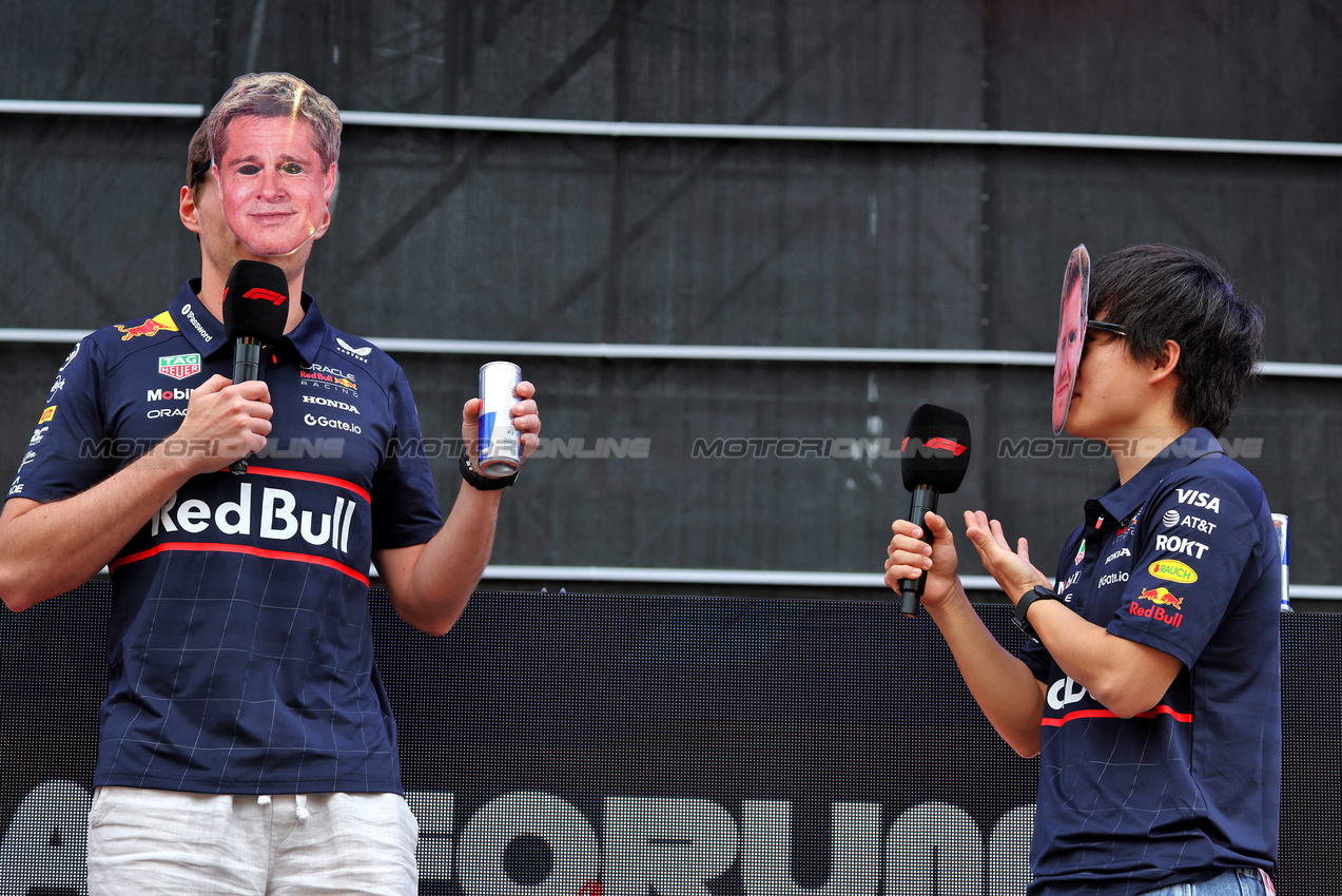 GP AUSTRIA, (L to R): Max Verstappen (NLD) Red Bull Racing e Yuki Tsunoda (JPN) Red Bull Racing on the FanZone Stage.

28.06.2025. Formula 1 World Championship, Rd 11, Austrian Grand Prix, Spielberg, Austria, Qualifiche Day.

- www.xpbimages.com, EMail: requests@xpbimages.com © Copyright: Moy / XPB Images