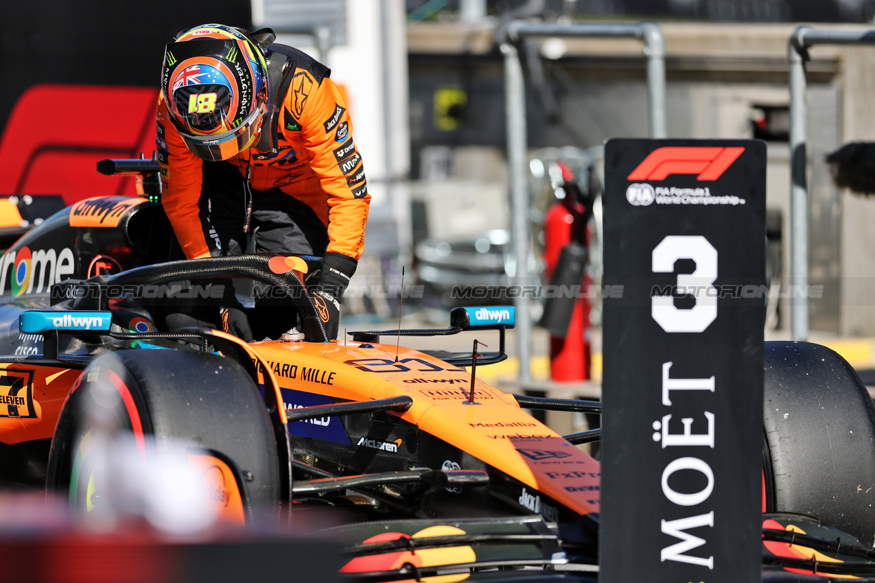 GP AUSTRIA, Third placed Oscar Piastri (AUS) McLaren MCL39 in qualifying parc ferme.

28.06.2025. Formula 1 World Championship, Rd 11, Austrian Grand Prix, Spielberg, Austria, Qualifiche Day.

- www.xpbimages.com, EMail: requests@xpbimages.com © Copyright: Charniaux / XPB Images