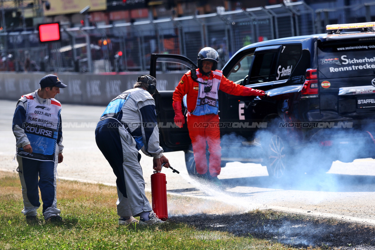 GP AUSTRIA, Circuit Atmosfera - a grass fire is extinguished during qualifying by marshals. 

28.06.2025. Formula 1 World Championship, Rd 11, Austrian Grand Prix, Spielberg, Austria, Qualifiche Day.

- www.xpbimages.com, EMail: requests@xpbimages.com © Copyright: Charniaux / XPB Images