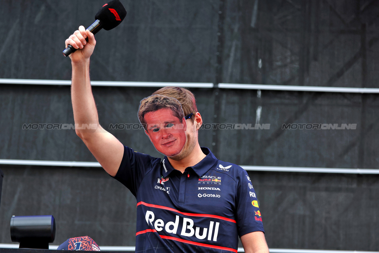 GP AUSTRIA, Max Verstappen (NLD) Red Bull Racing on the FanZone Stage.

28.06.2025. Formula 1 World Championship, Rd 11, Austrian Grand Prix, Spielberg, Austria, Qualifiche Day.

- www.xpbimages.com, EMail: requests@xpbimages.com © Copyright: Moy / XPB Images