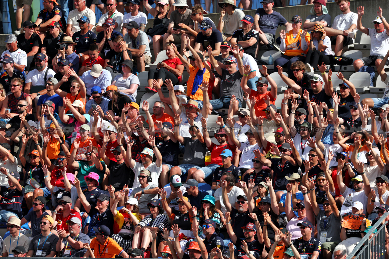 GP AUSTRIA, Circuit Atmosfera - fans in the grandstand.

28.06.2025. Formula 1 World Championship, Rd 11, Austrian Grand Prix, Spielberg, Austria, Qualifiche Day.

- www.xpbimages.com, EMail: requests@xpbimages.com © Copyright: Moy / XPB Images