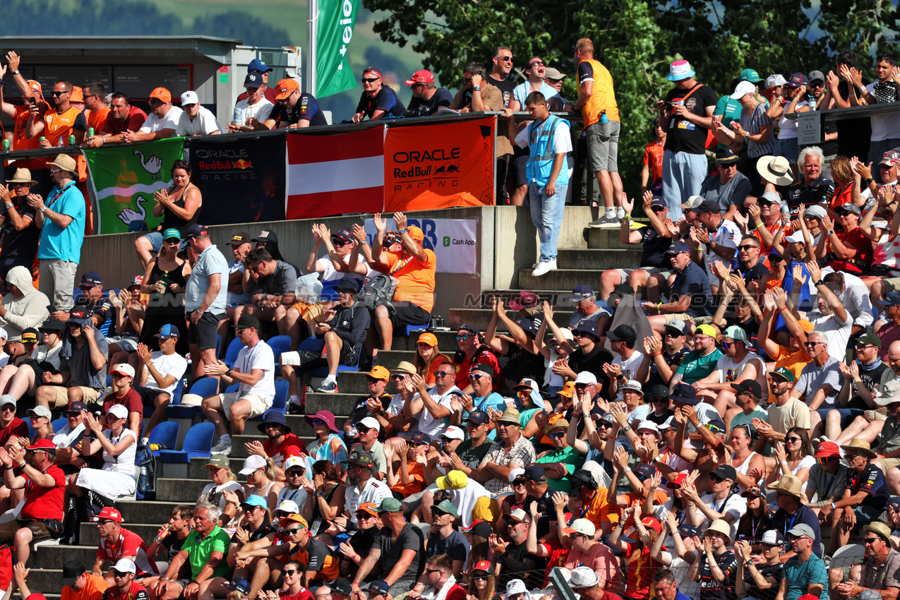 GP AUSTRIA, Circuit Atmosfera - fans in the grandstand.

28.06.2025. Formula 1 World Championship, Rd 11, Austrian Grand Prix, Spielberg, Austria, Qualifiche Day.

- www.xpbimages.com, EMail: requests@xpbimages.com © Copyright: Moy / XPB Images