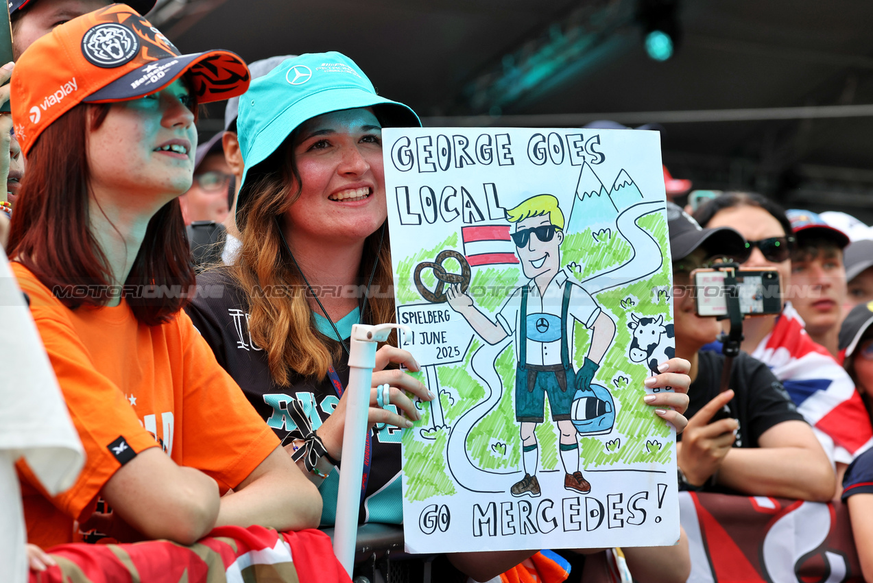 GP AUSTRIA, Circuit Atmosfera - fans at the FanZone Stage.

28.06.2025. Formula 1 World Championship, Rd 11, Austrian Grand Prix, Spielberg, Austria, Qualifiche Day.

- www.xpbimages.com, EMail: requests@xpbimages.com © Copyright: Moy / XPB Images